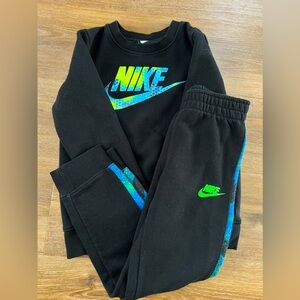 Boys Nike jogger set.
